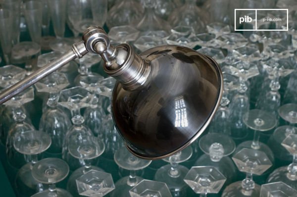 Schwenkkopf in Silber beschichtet.