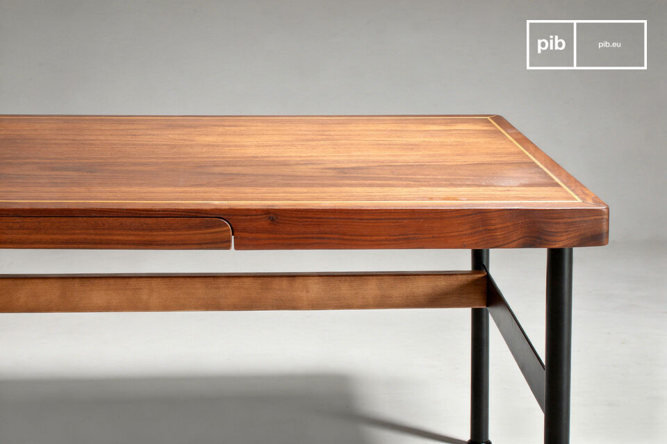 Il piano è impreziosito da un filetto in ottone intarsiato