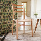 Sedia scandinava in legno chiaro.