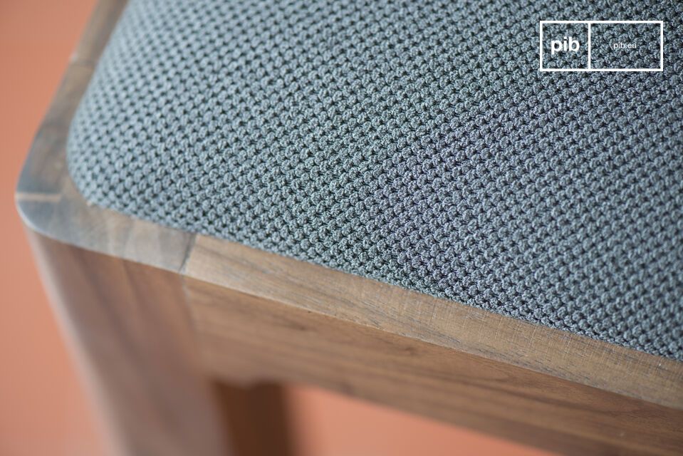 Una sedia la cui grande sobrietà le permetterà di integrarsi alla perfezione intorno ad un tavolo