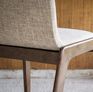 Le gambe in legno conferiscono una grande solidità.