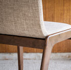 Le gambe in legno conferiscono una grande solidità.