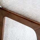 Gambe splendidamente svasate in legno scuro, in contrasto con il tessuto.