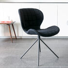 Bellissima sedia grigio scuro in stile scandinavo.