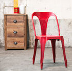 Sedia in metallo rosso.