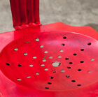 La sedia ha una bella finitura rossa patinata.