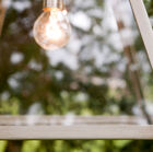 Gepatineerd metaal met een onmiskenbaar industriële kern.