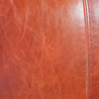 Die Ästhetik dieses Sessels ist vintage aufgrund seiner rot-braunen Lederfarbe