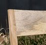 Vollständig aus hellem Holz gefertigt überzeugt dieser Sessel mit skandinavischer Robustheit und