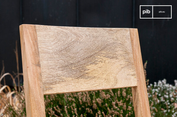 Vollständig aus hellem Holz gefertigt überzeugt dieser Sessel mit skandinavischer Robustheit und