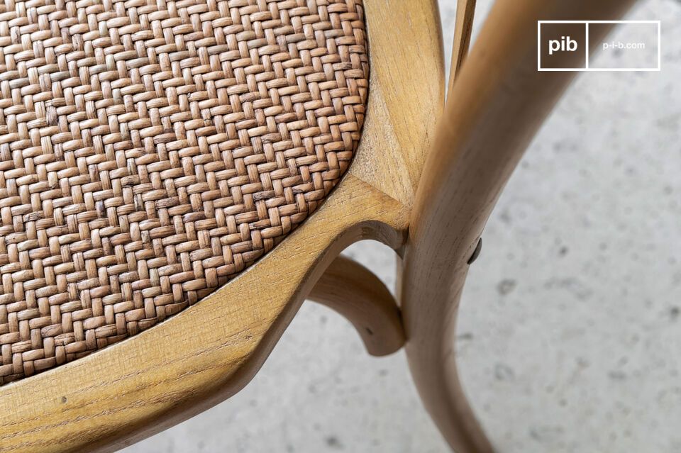 La belleza y solidez de la madera maciza de olmo, diseñada para apilarse con elegancia.
