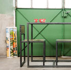 Matrimonio entre metal negro y madera de teca vieja, reciclada y barnizada.