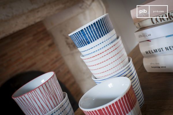 De kopjes hebben delicate grafische patronen.