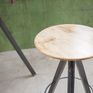 Una sedia alta in legno di mango e con base metallica