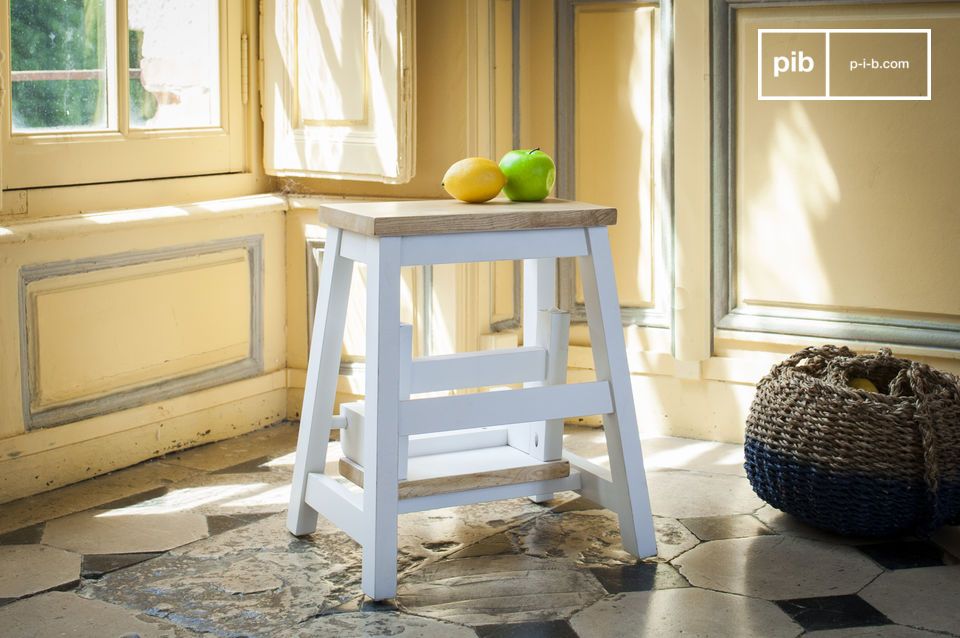 Scaletta bianca e legno per un look scandinavo.