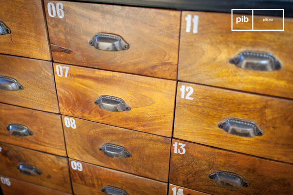 The pretty half-moon handles remind us of the old factories.