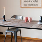 Der Tisch ist elegant und robust.