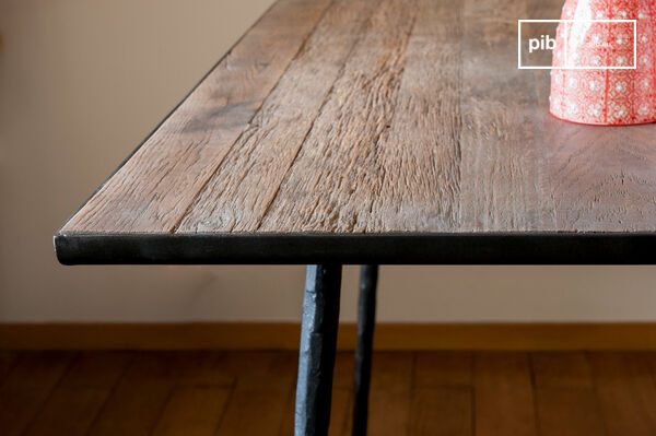 Beautiful combination of dark wood and black structure.