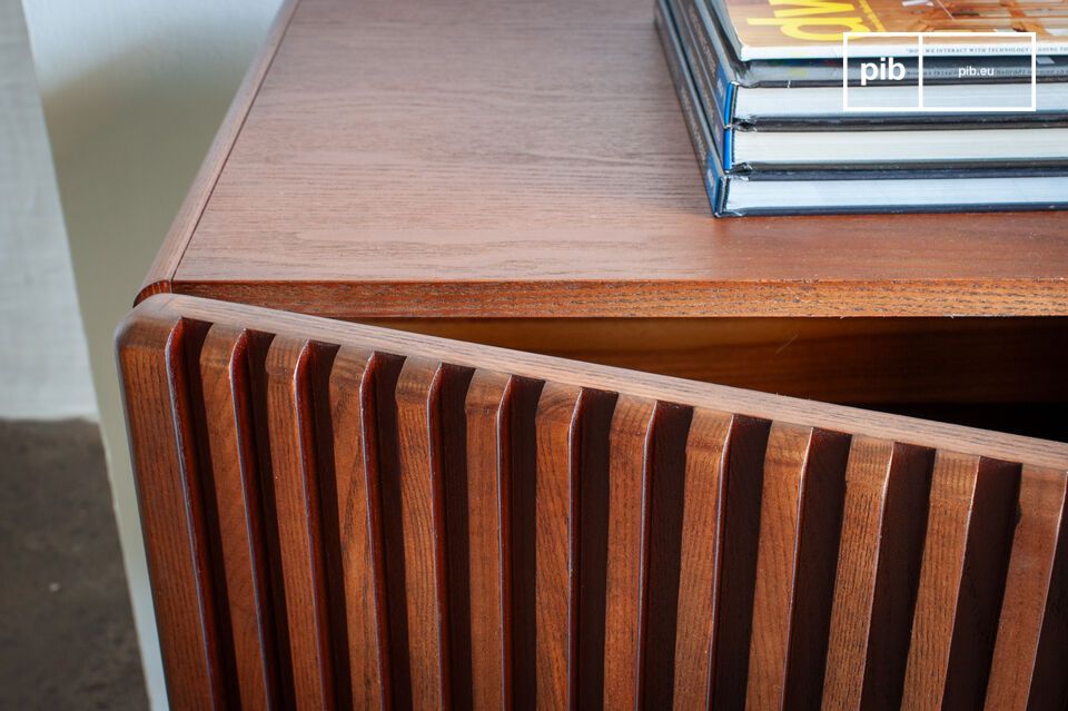 Das Sideboard Pillar präsentiert die zeitlose Eleganz eines satinierten Nussbaumtons