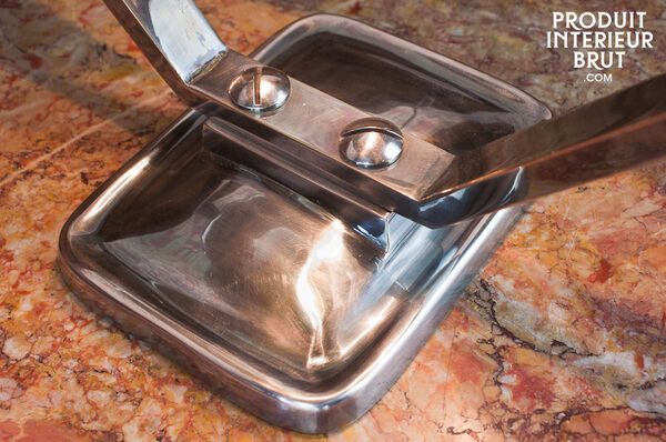 Das silberfarbene Finish verleiht dieser schwenkbaren Leuchte einen Retro Chic-Look und wird zum