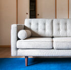 The whole sofa is very graphic for an incomparable look.