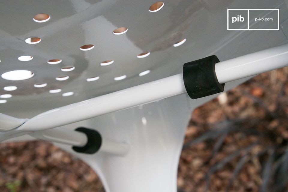 El asiento tiene pequeños orificios redondos.