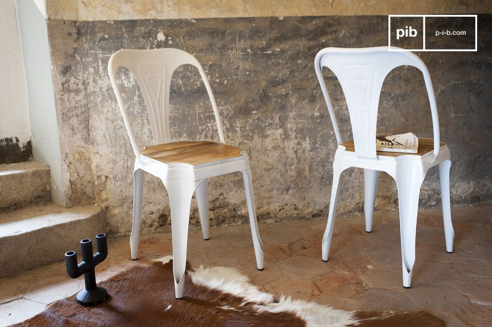 Hermosa silla blanca en estilo industrial.