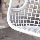 Sillón de ratán blanco.