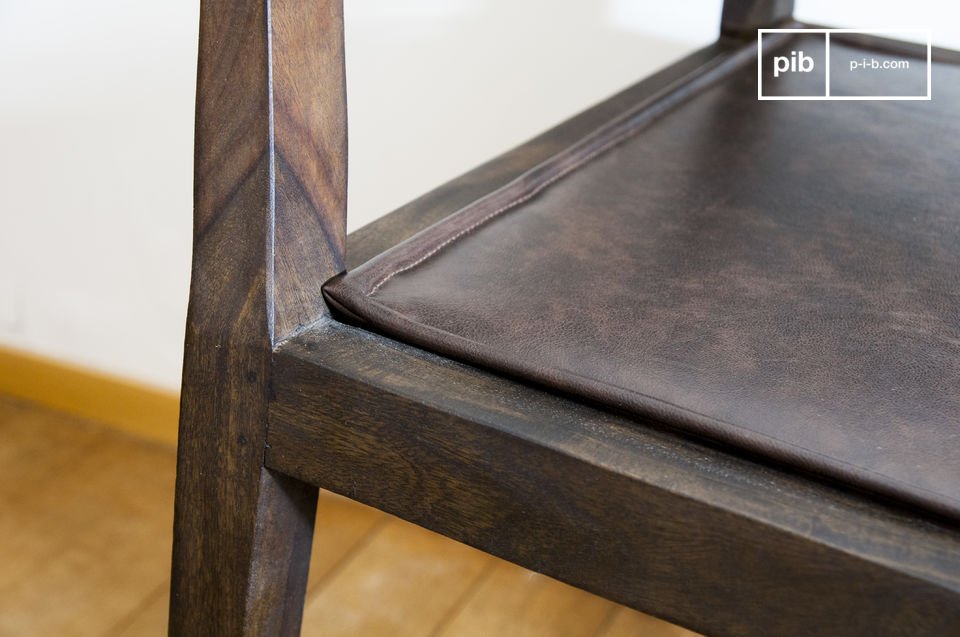 Una madera oscura para un resultado decididamente vintage.    .