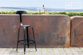 Silla de bar con remaches negros