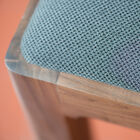 Disfruta de las líneas de la silla de Hemet rectas que poseen una cierta suavidad