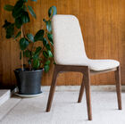 Elegante silla de madera gris claro y oscuro.