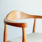 Este típico sillón estilo escandinavo juega con el similitud entre la madera clara y su asiento de