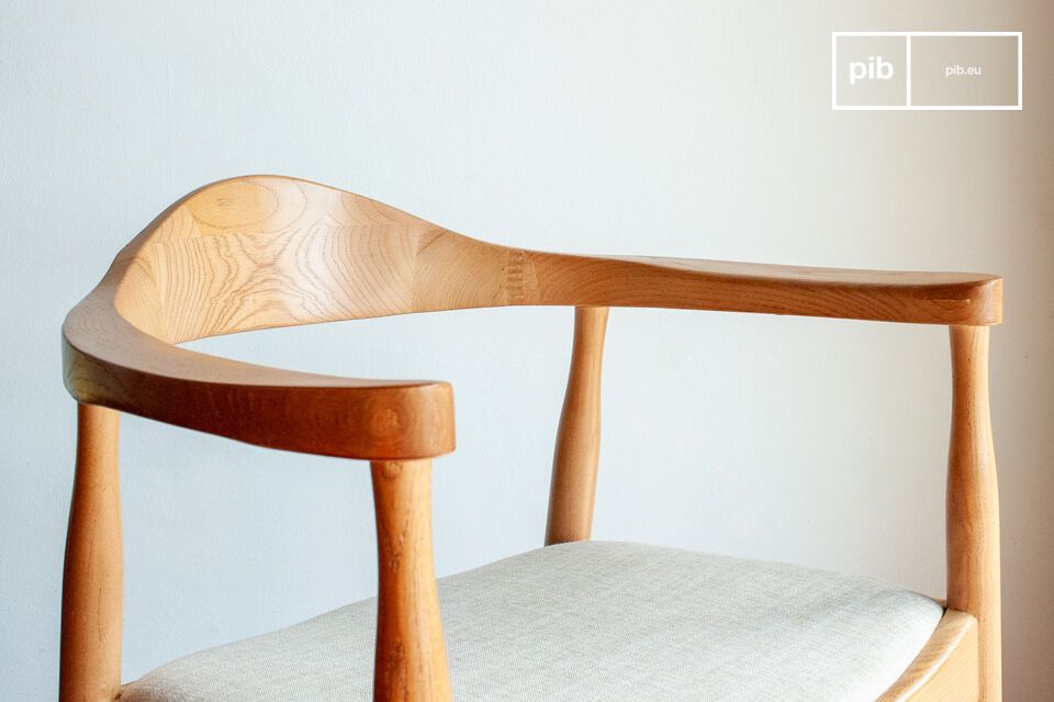 Este típico sillón estilo escandinavo juega con el similitud entre la madera clara y su asiento de