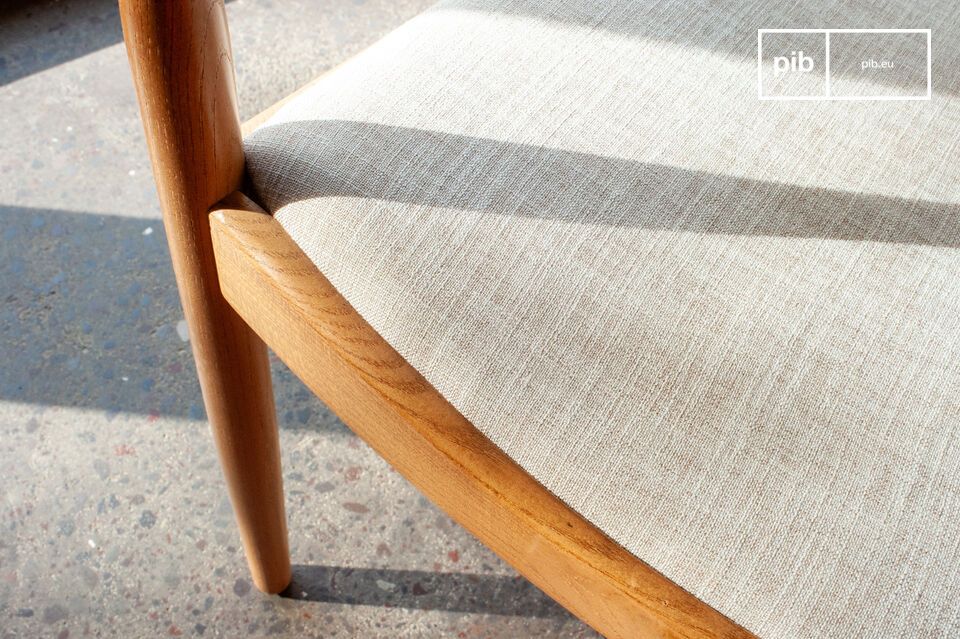 La estructura está hecha de olmo sólido