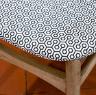 Hermosos diseños en blanco y negro decoran la silla.