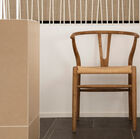 Silla de madera con líneas escandinavas.