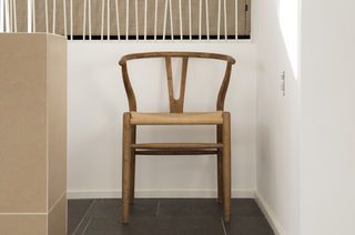 Silla estilo escandinavo de madera clara