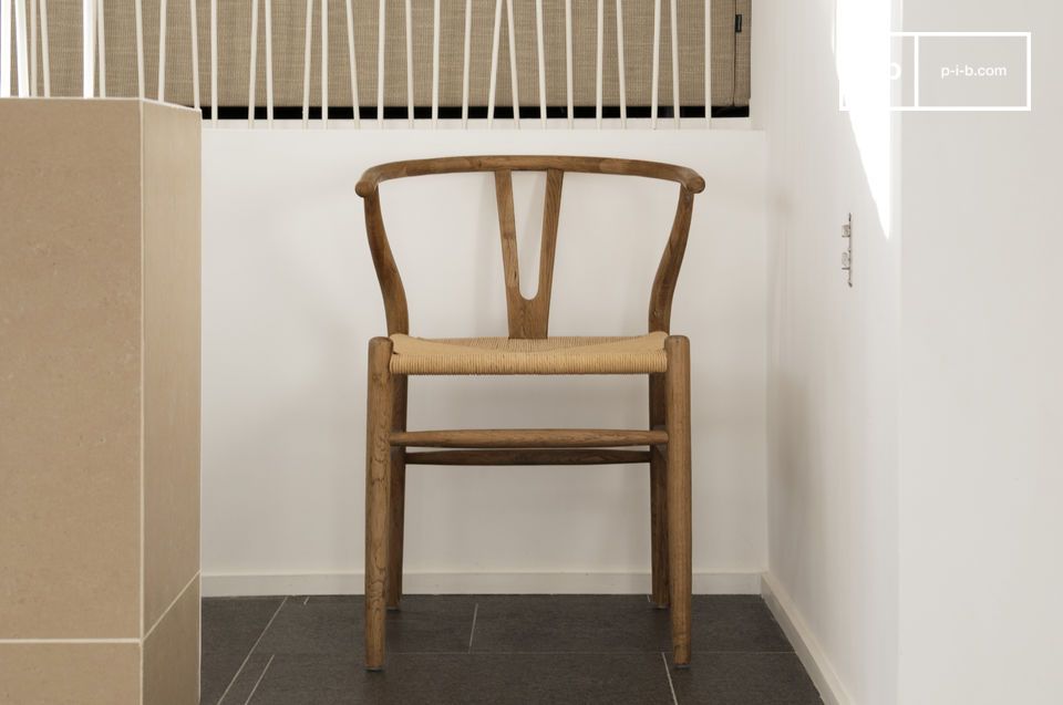 Silla de madera con líneas escandinavas.