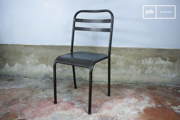 Una silla apilable con un diseño mítico.