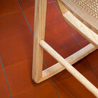 Base de madera maciza de color natural muy claro.