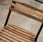 Los tornillos son visibles para reforzar el lado vintage.