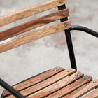 La madera presenta diferentes colores como si se hubiera usado.