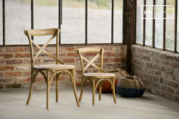 La silla y su modelo más pequeño con un aspecto retro.