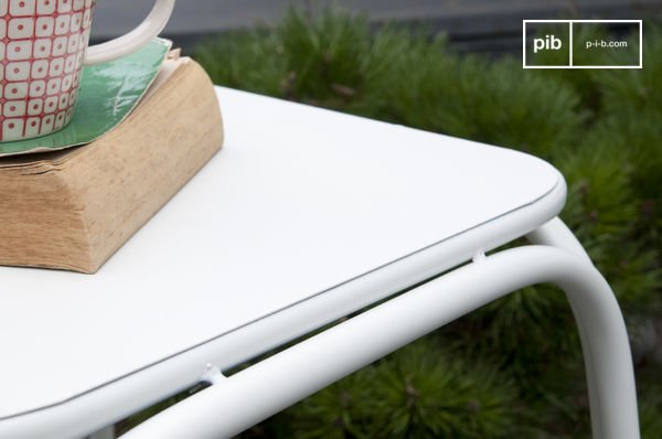 Asiento de metal cubierto con una hermosa pintura blanca mate.