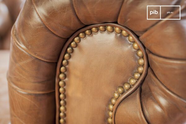 La comodidad de este sillón de cuero es asegurada por el uso de métodos de fabricación
