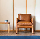 El acabado de este sillón es extraordinario, hecho de cuero de grano lleno y costuras precisas