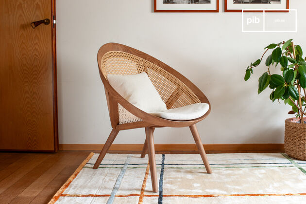 Butaca de fresno macizo color roble miel y mimbre Cocon