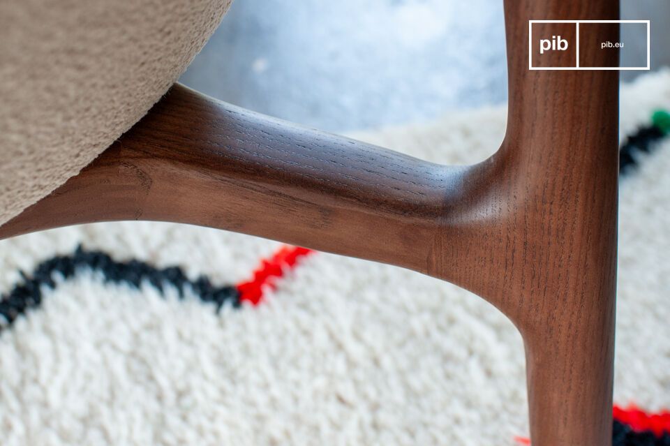 Su acabado en nogal mate realza el veteado natural de la madera y se armoniza con la textura
