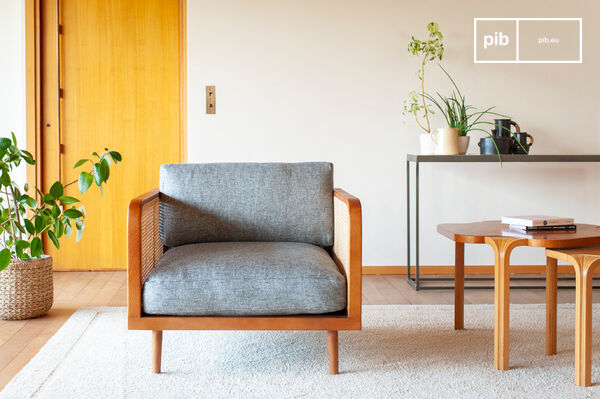 El tejido gris moteado contrasta perfectamente con la estructura de madera natural.